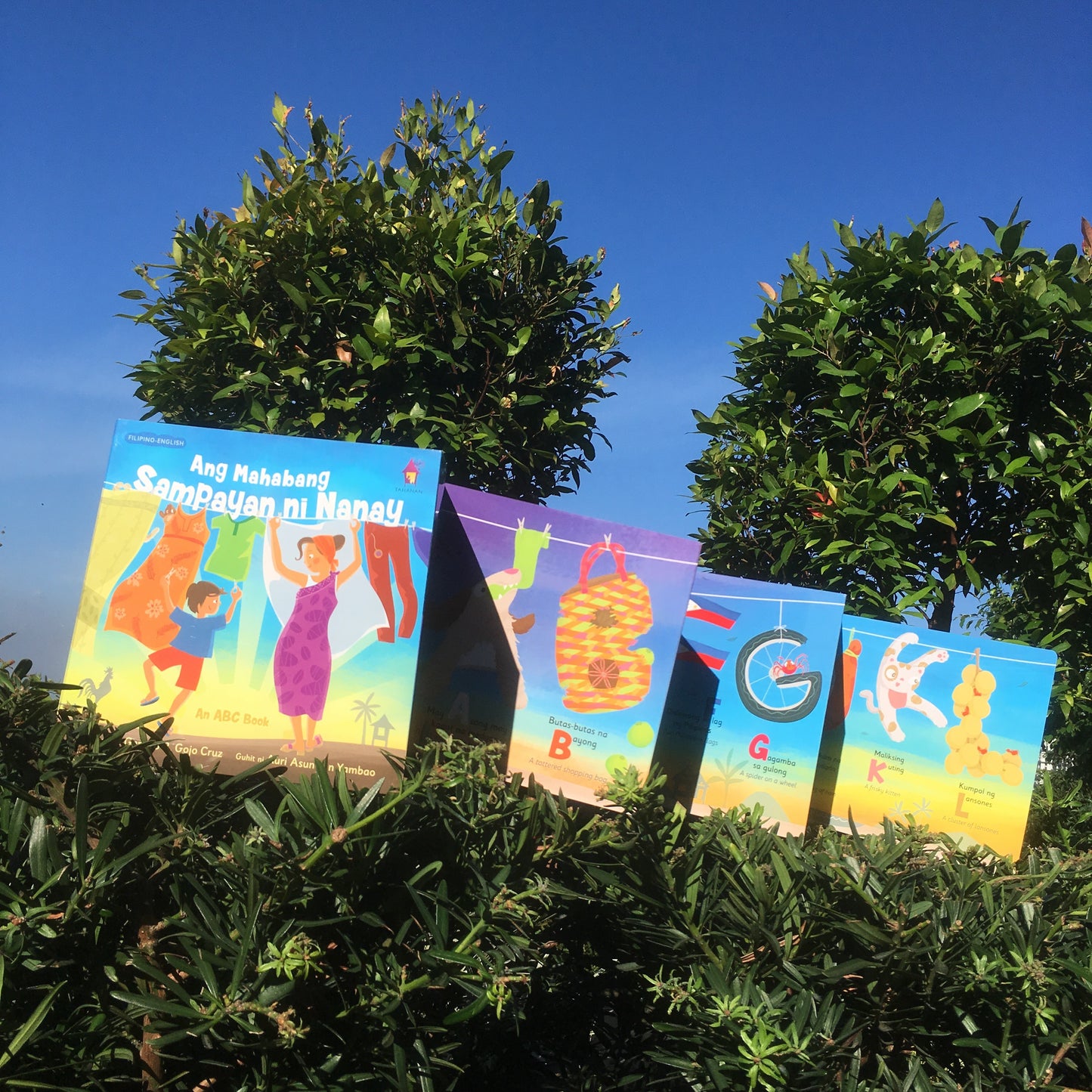 Ang Mahabang Sampayan ni Nanay: An ABC Book